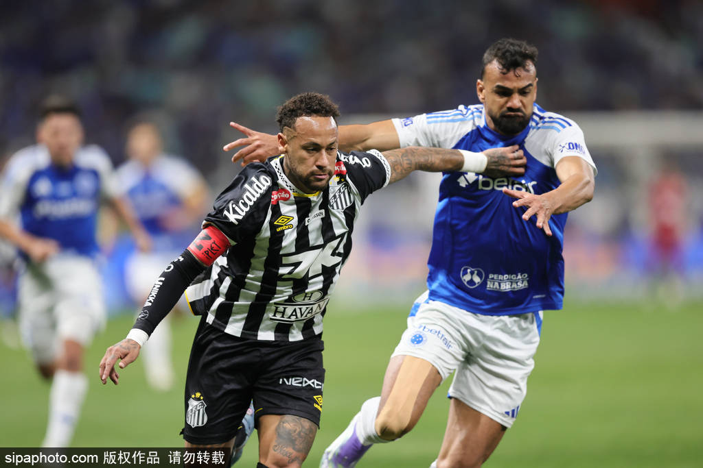 巴黎圣日耳曼奖杯展示：法甲大战昂热背后的荣耀与期待